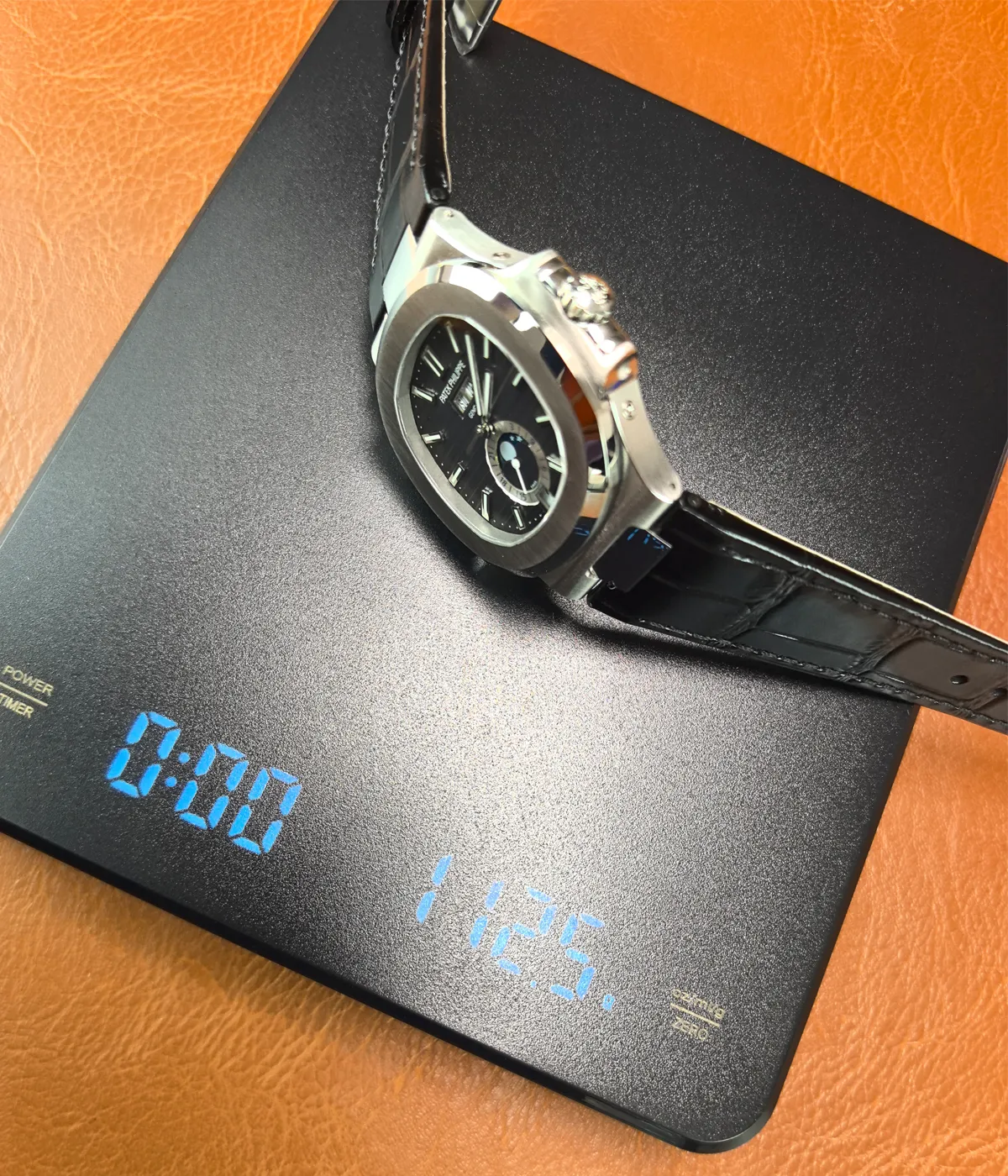 Display showing the weight of the Patek Philippe Nautilus 5726a-001 Moonphase watch.