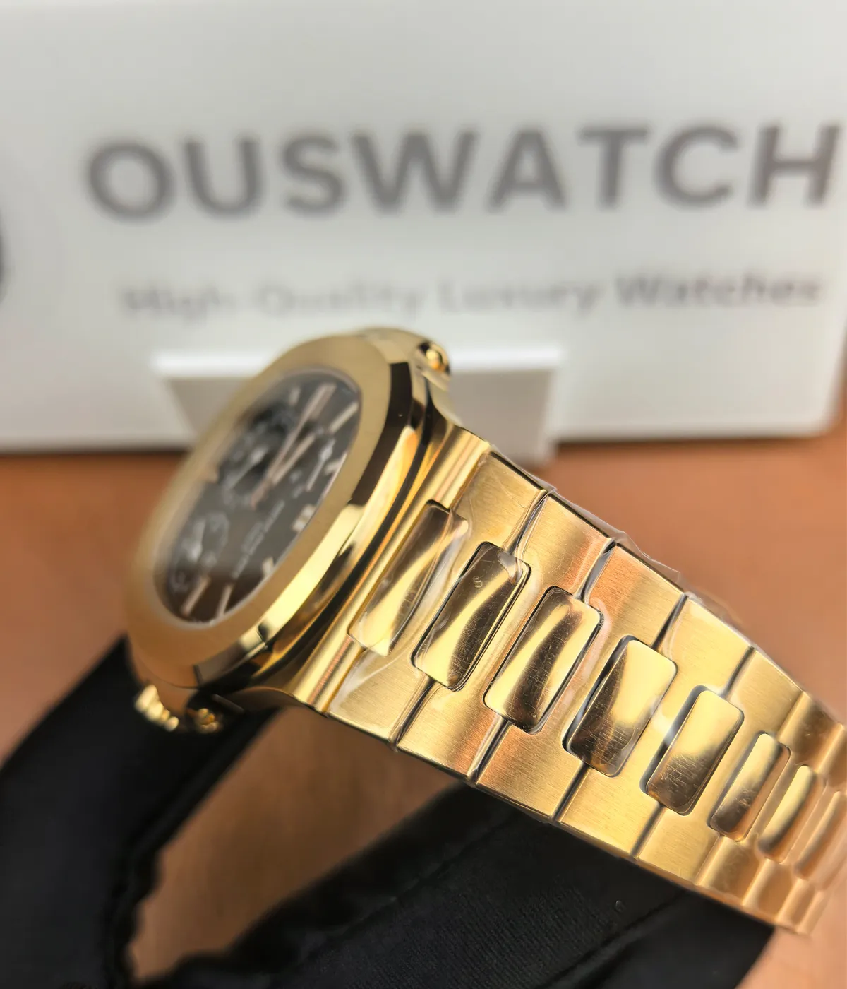 Close-up of the bracelet of the Patek Philippe Nautilus Moonphase 5712-1R Rose Gold, showcasing the refined link design and high-quality craftsmanship.