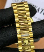 Full view of the bracelet on the Rolex Day-Date M128348RBR-0035 with a green dial, gold Oyster strap, and diamond bezel for women.