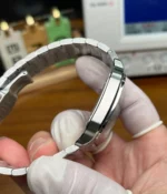 Side view showing satin-finished case and polished edges of Cartier Santos WSSA0030